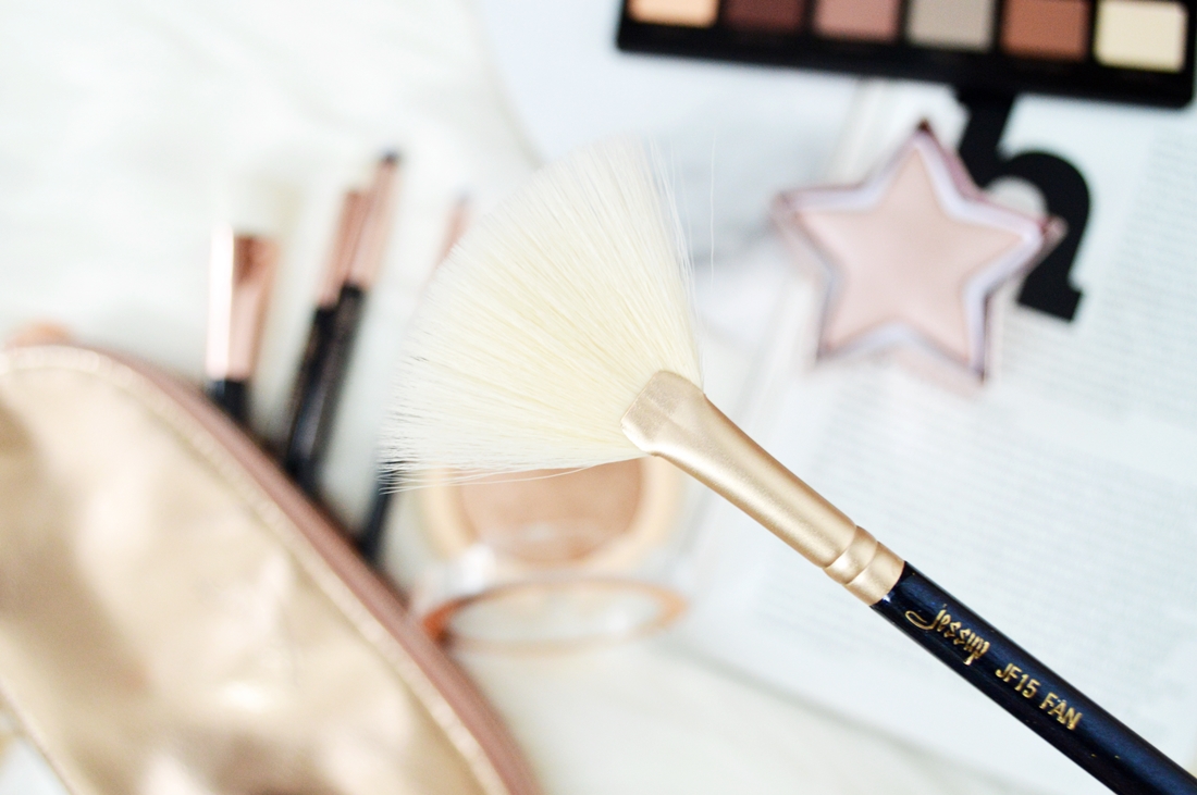 pędzel do rozświetlacza wachlarz jessup